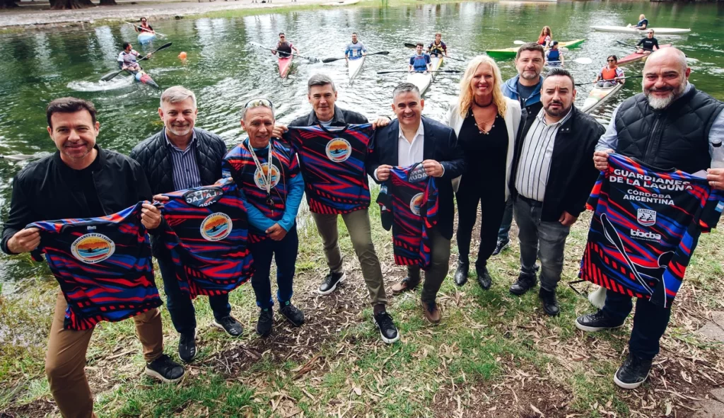 Escuela de Canotaje Córdoba: la Municipalidad limpió la laguna del Parque Sarmiento