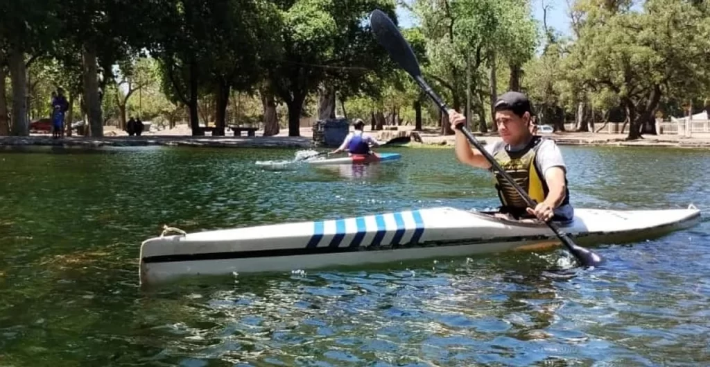 Con el lago limpio y recuperado la Escuela de Canotaje Córdoba dicta sus clases en el Parque Sarmiento