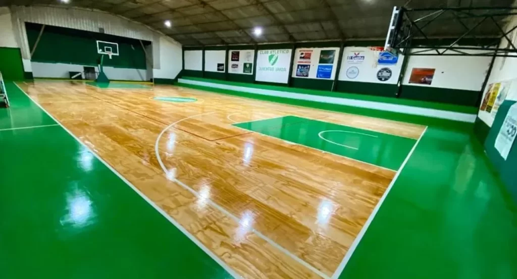 Juventud Unida de Mina Clavero inauguró el nuevo piso flotante para su estadio