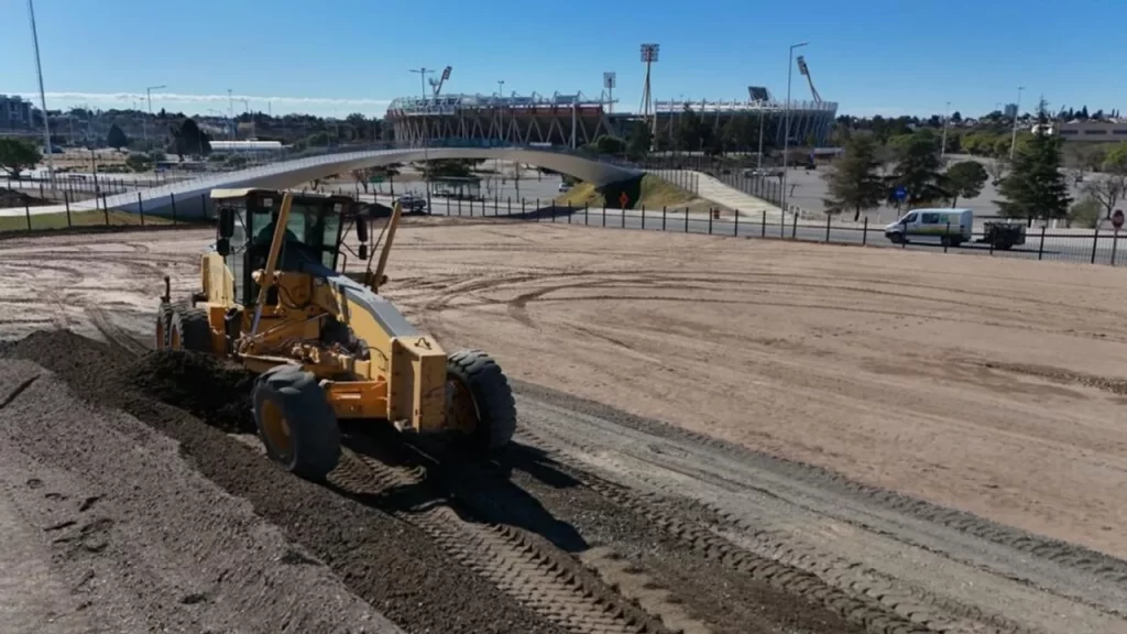 Avanza la obra de espacios para estacionamiento en el Mario Kempes