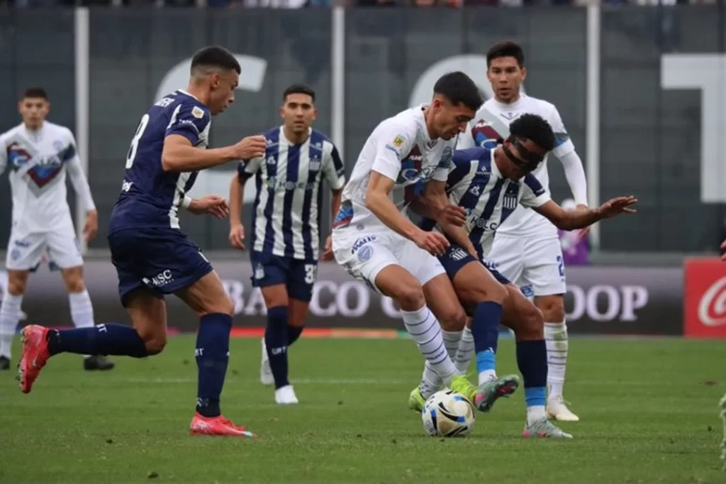 Con diez, Talleres rescató un empate frente a Godoy Cruz en el Kempes
