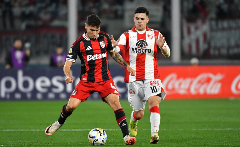 Instituto perdió ante River en el Mario Kempes