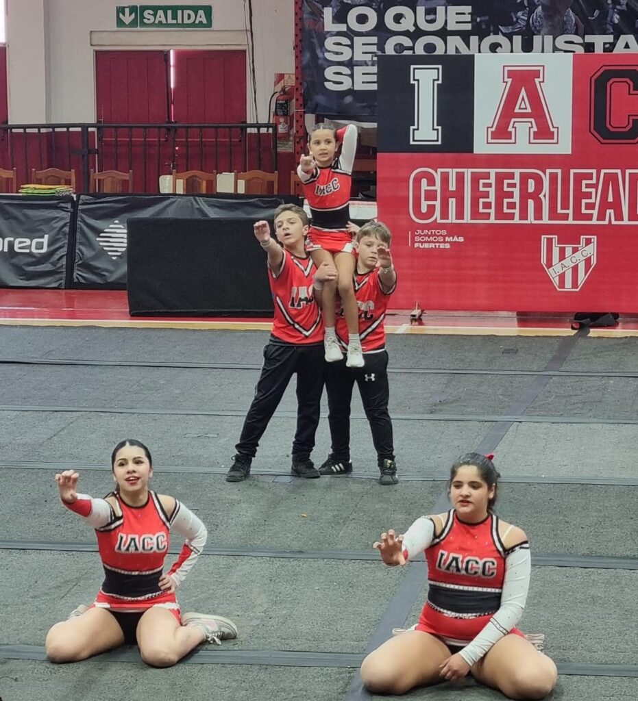 El Cheer de Instituto realizó la presentación de sus equipos
