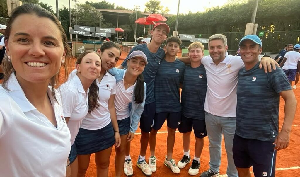 Agustín Calleri junto al equipo Sub-16 de Tenis en Paraguay