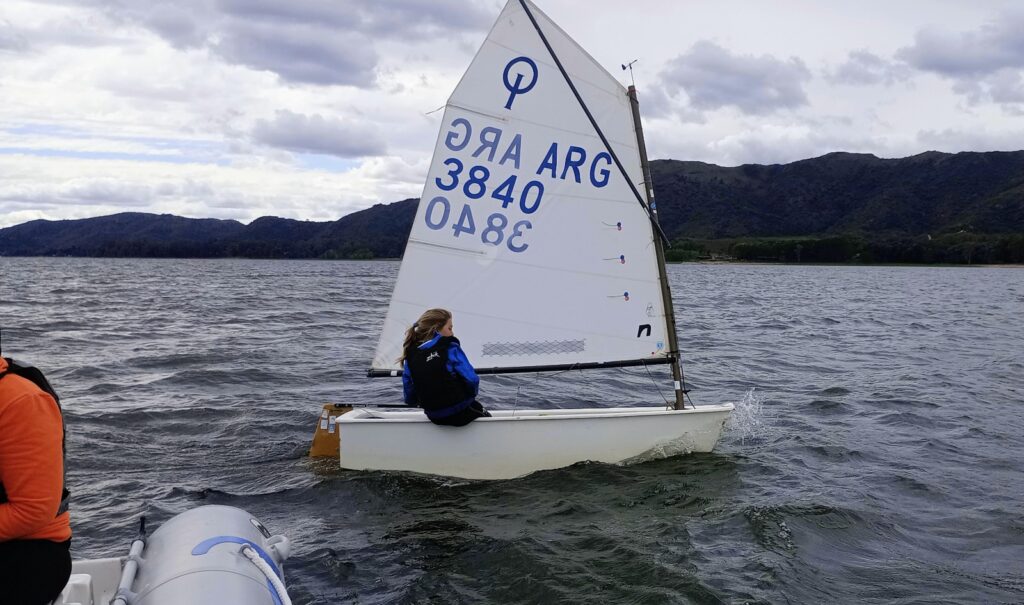 Vela / Clase Optimist en aguas del Lago Los Molinos