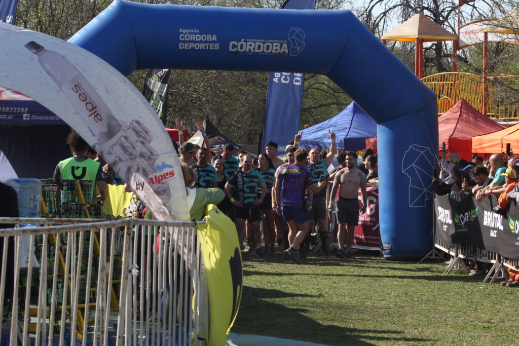 El Parque del Kempes recibió a la Carrera de Obstáculos más grande del país