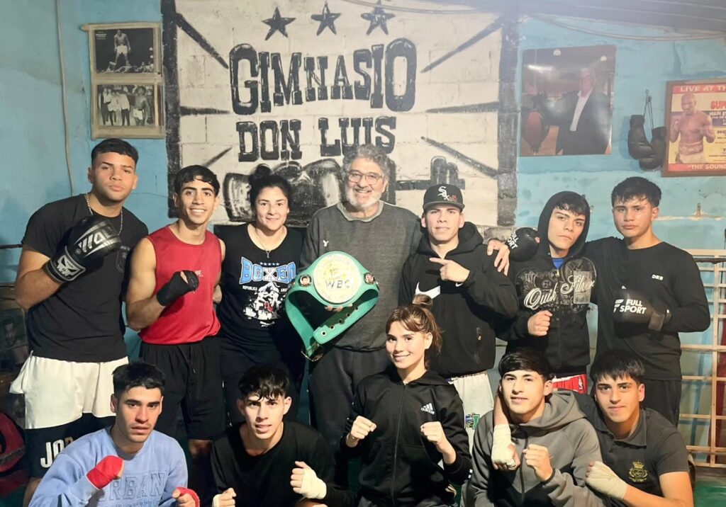 Dayana Sánchez y sus boxeadores fueron de visita al Gimnasio Don Luis