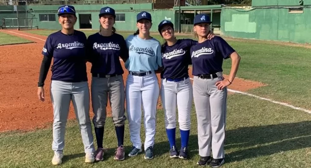 El combinado nacional de beisbol femenino viajó a Venezuela con 5 cordobesas en el plantel
