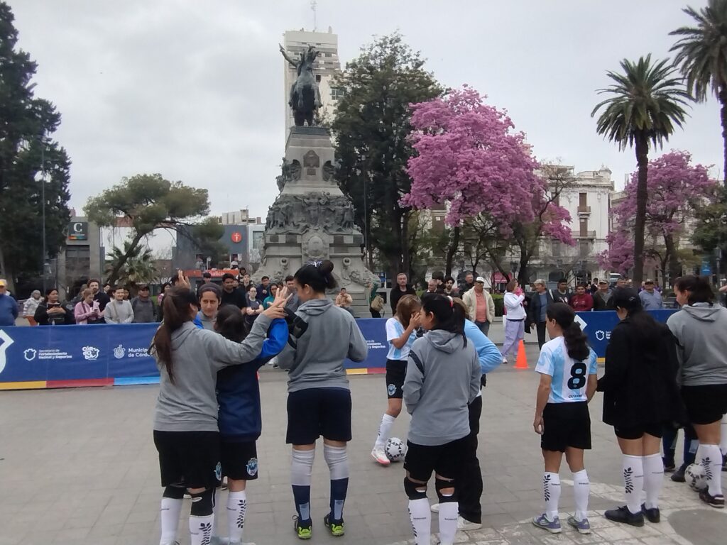 Junto a un gran número de vecinos y visitantes, las “Murciélagas” fueron homenajeadas en el centro de la ciudad