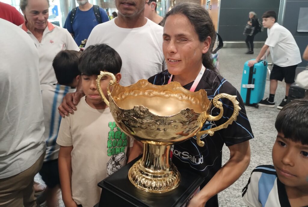 Las Murciélagas volvieron a Córdoba y el Aeropuerto Ambrosio Taravella fue una fiesta