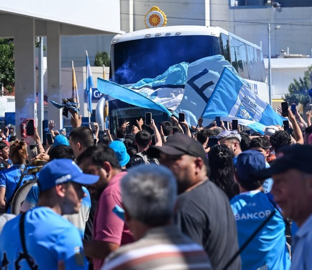 El banderazo de la ilusión de los simpatizantes de Estudiantes de Río Cuarto