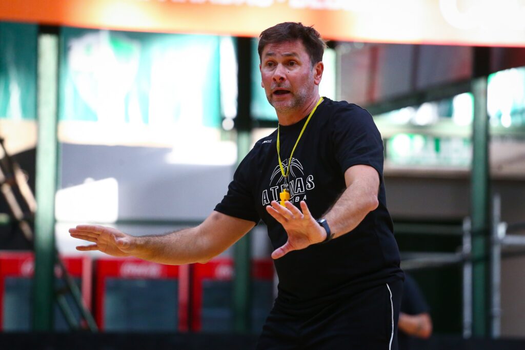 José Luis Pisani dirigió su primera práctica en Atenas