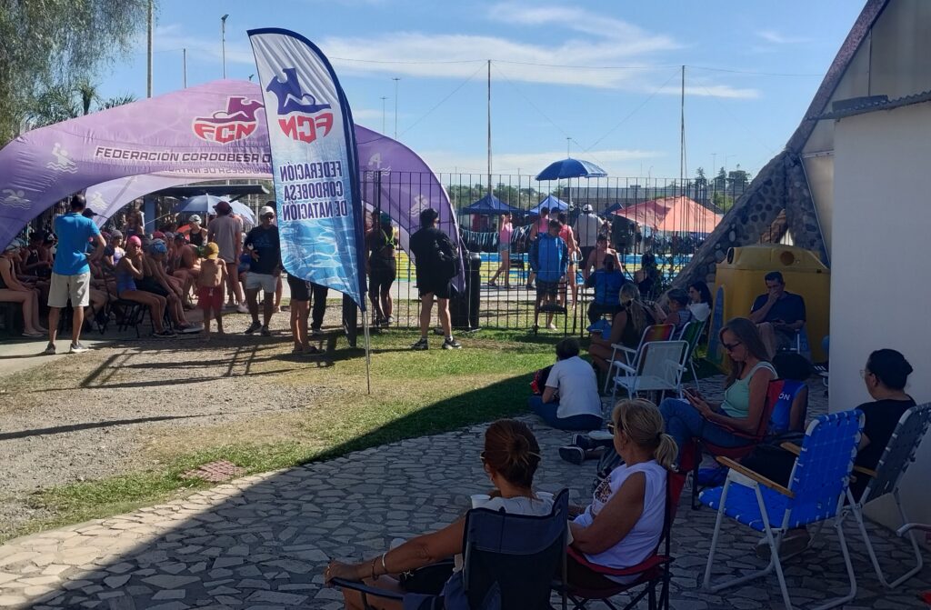 Mucha actividad de Natación en la pileta «Georgina Bardach» del Mario Kempes