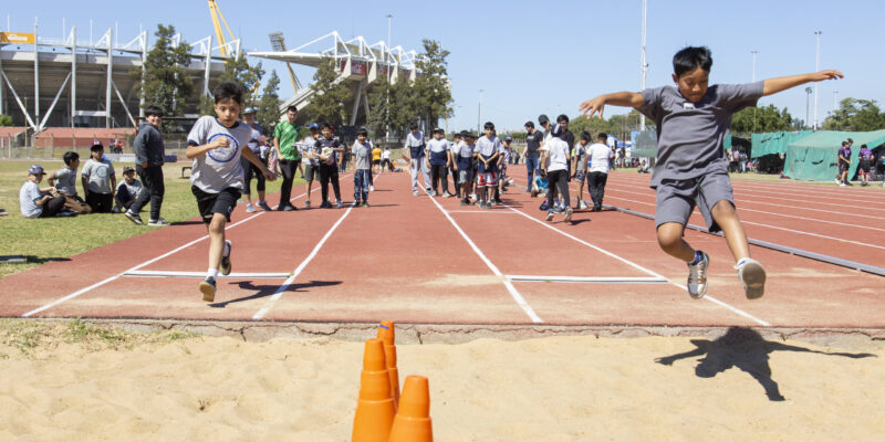 Más de 1.200 estudiantes de escuelas municipales aprendieron técnicas de atletismo