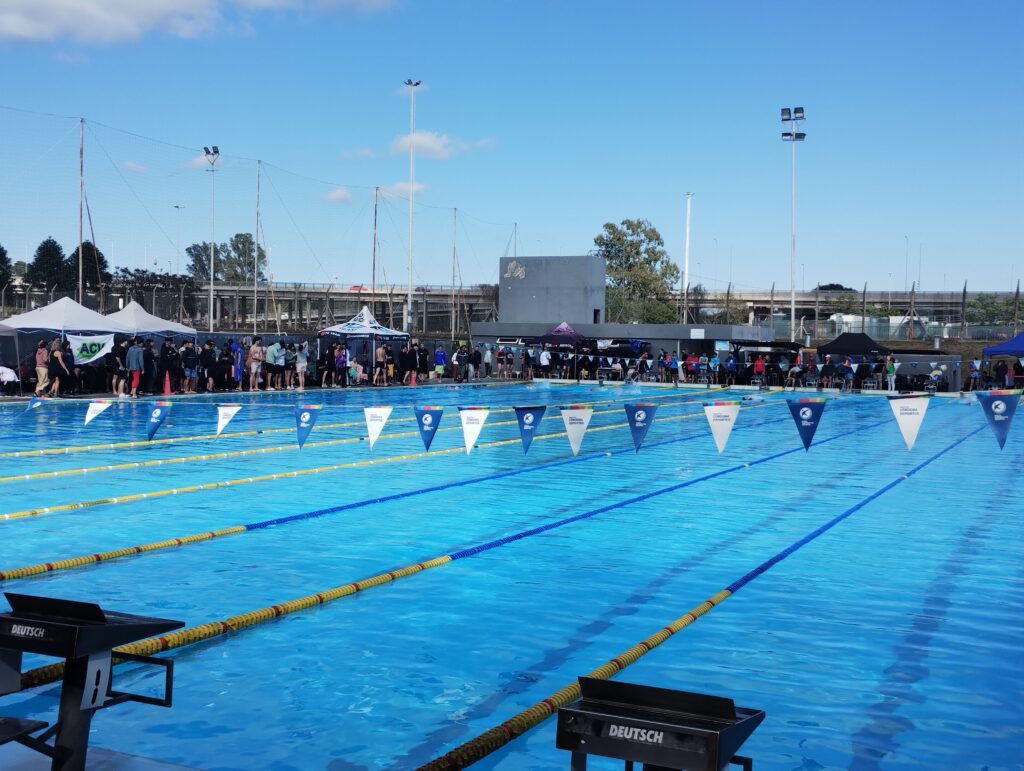 Un nadador santafesino murió tras descompensarse en plena competencia en el Kempes