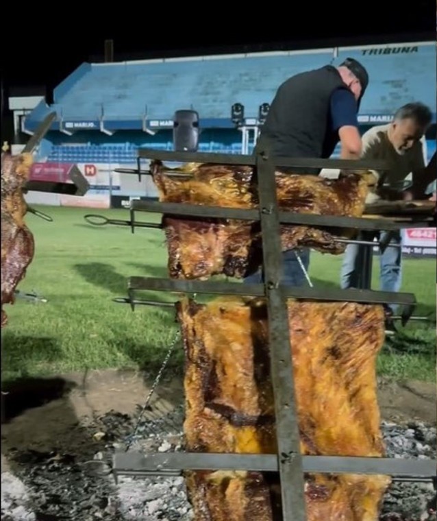 Estudiantes de Río Cuarto hizo un asado en el medio de su cancha para festejar el ascenso a primera
