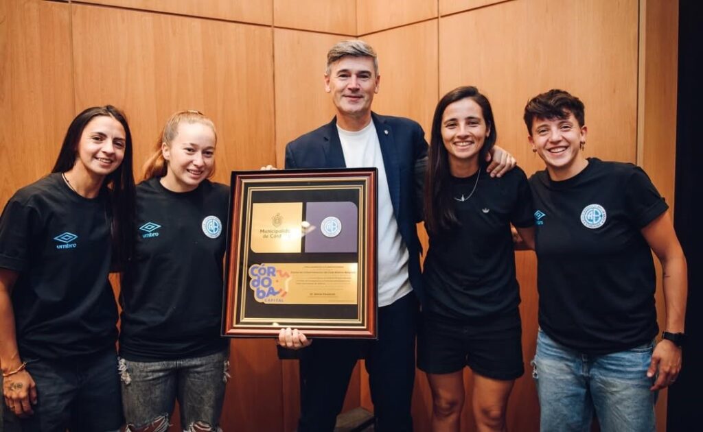 El intendente Daniel Passerini recibió al equipo Femenino de Belgrano