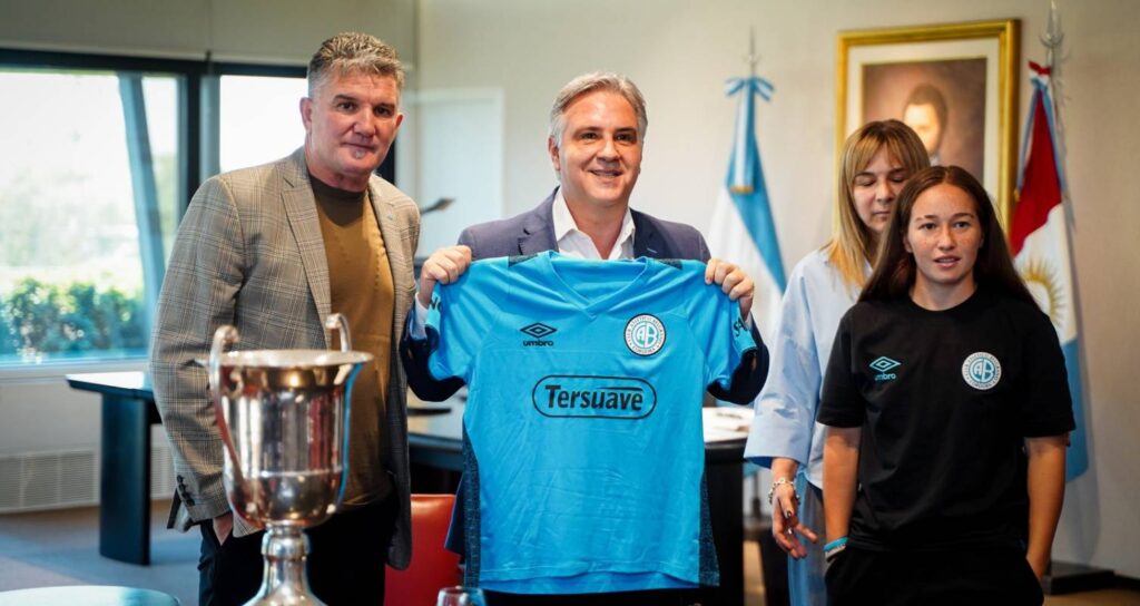 Llaryora recibió al plantel femenino de Belgrano tras el histórico título nacional