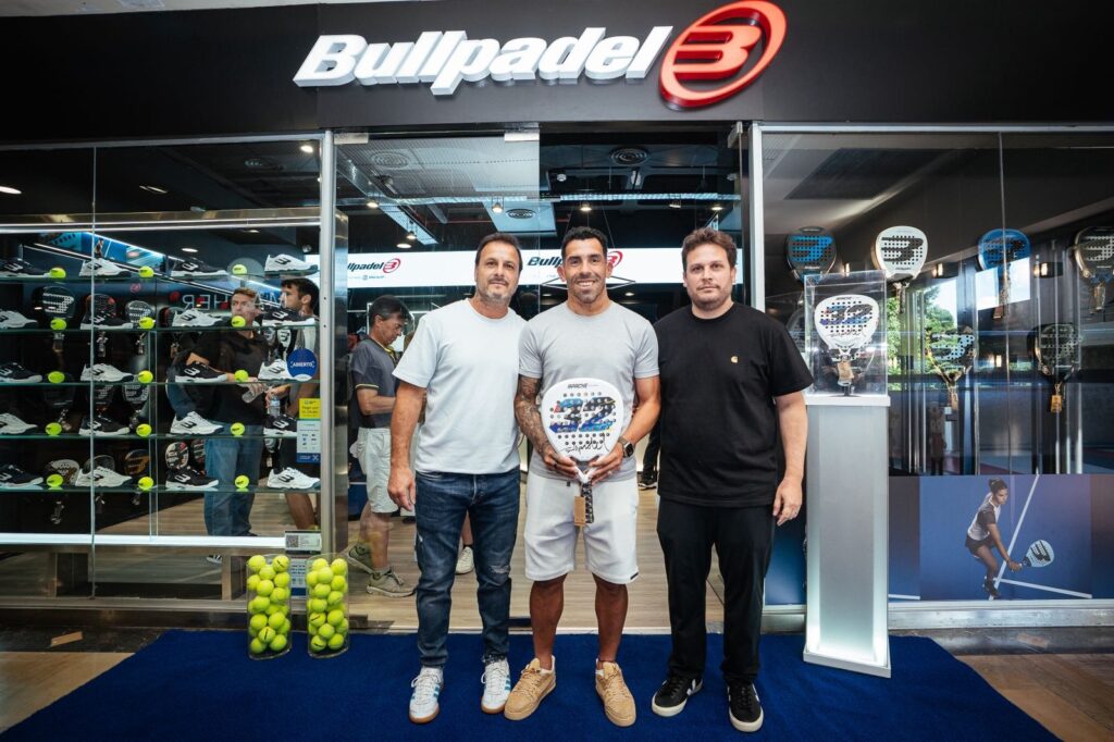 Bullpadel inauguró su nuevo local con la presencia del entrenador de Talleres, Carlos Tévez