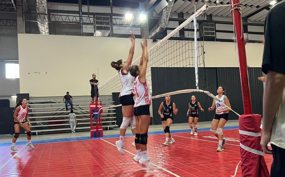 El equipo femenino de Vóley de San Isidro continúa la preparación