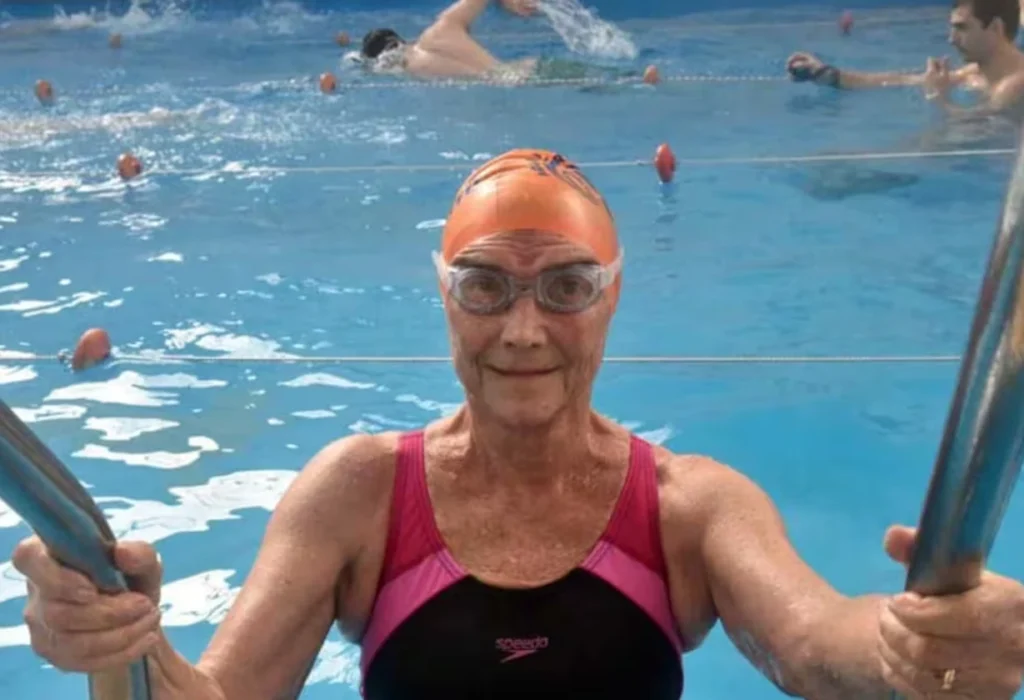 Quién es la nadadora de 90 años que ganó dos medallas de oro en el Mundial de Singapur