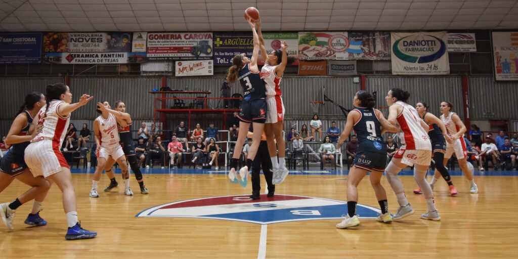 Instituto ganó después de revertir una desventaja de 16 puntos ante Bochas