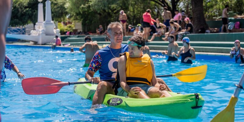 Niños y jóvenes con discapacidad participaron de una jornada de remo en la Pileta Municipal del Parque Sarmiento