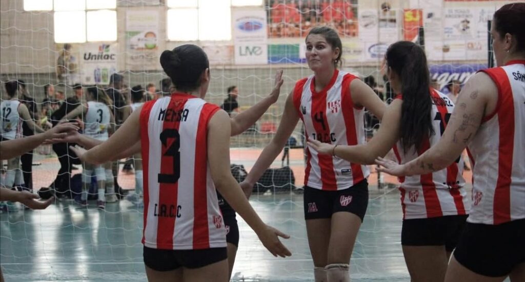 Instituto sumó dos nuevos refuerzos al equipo de Vóley Femenino