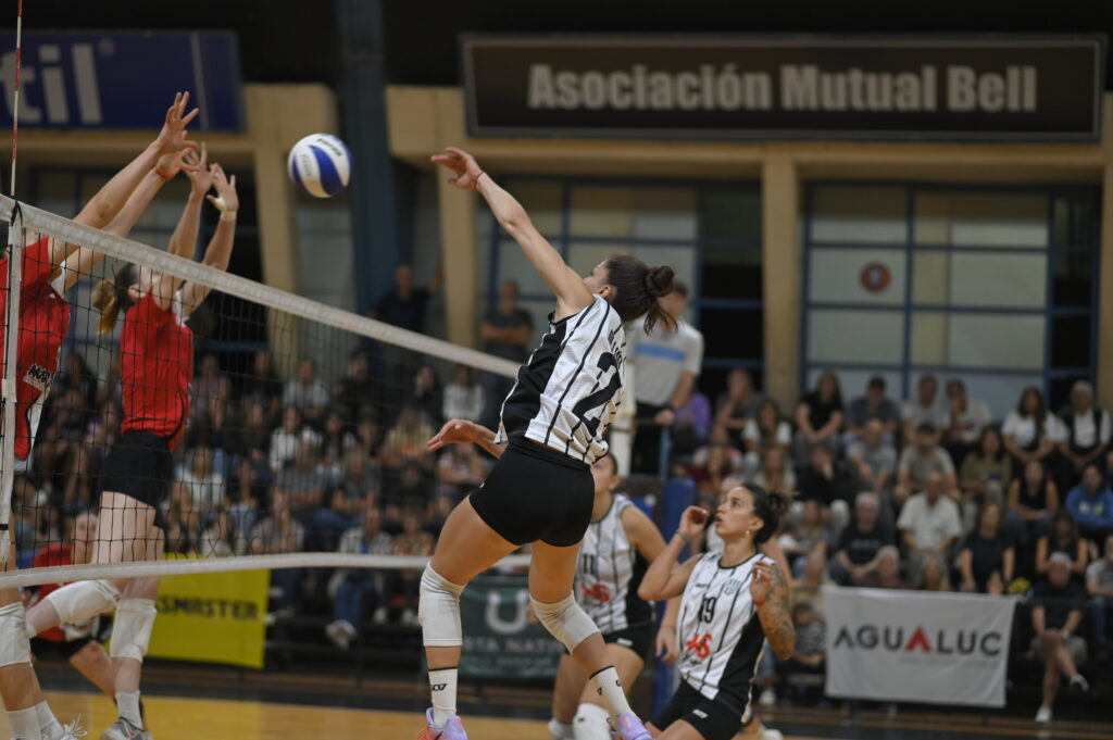Bell Vóley fue contundente, venció a River y desató la fiesta en un estadio colmado