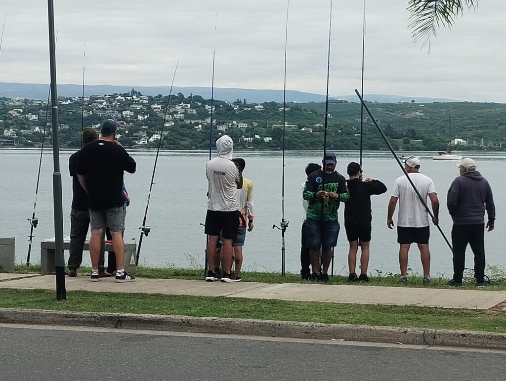 En la Costanera de Villa Carlos Paz se desarrolló el Gran Concurso Nacional de Pesca de Carpas