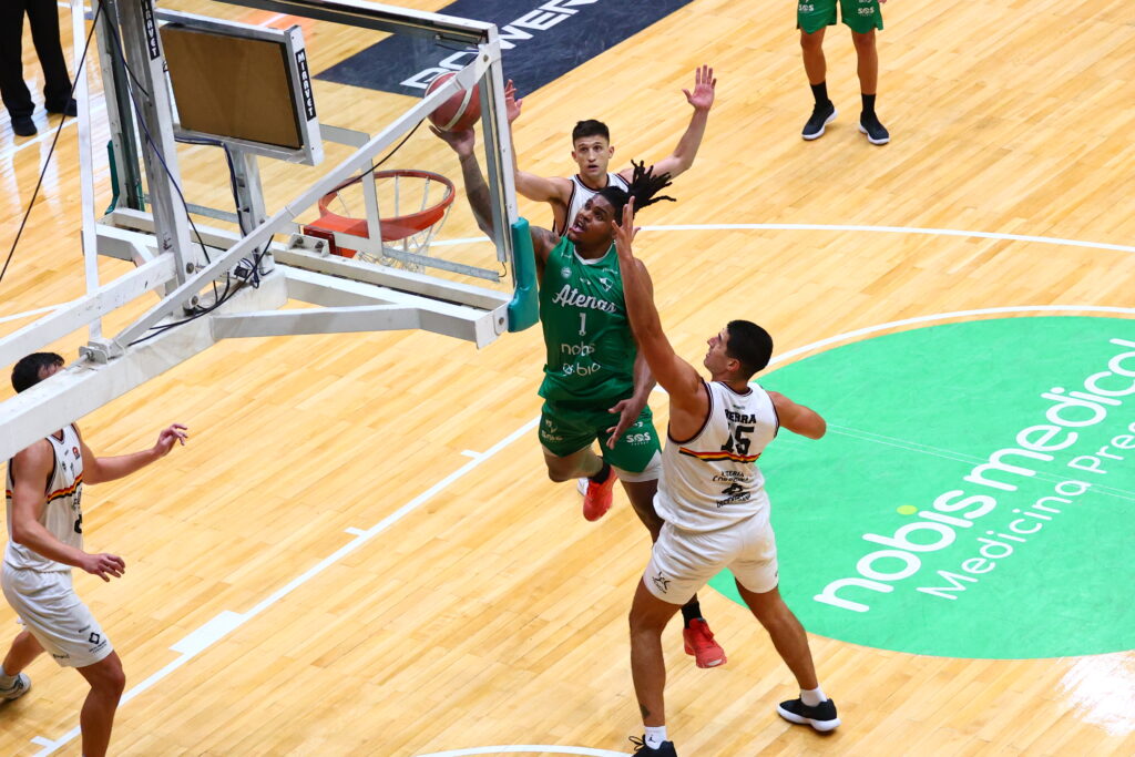 Atenas de forma contundente venció a San Martín de Corrientes