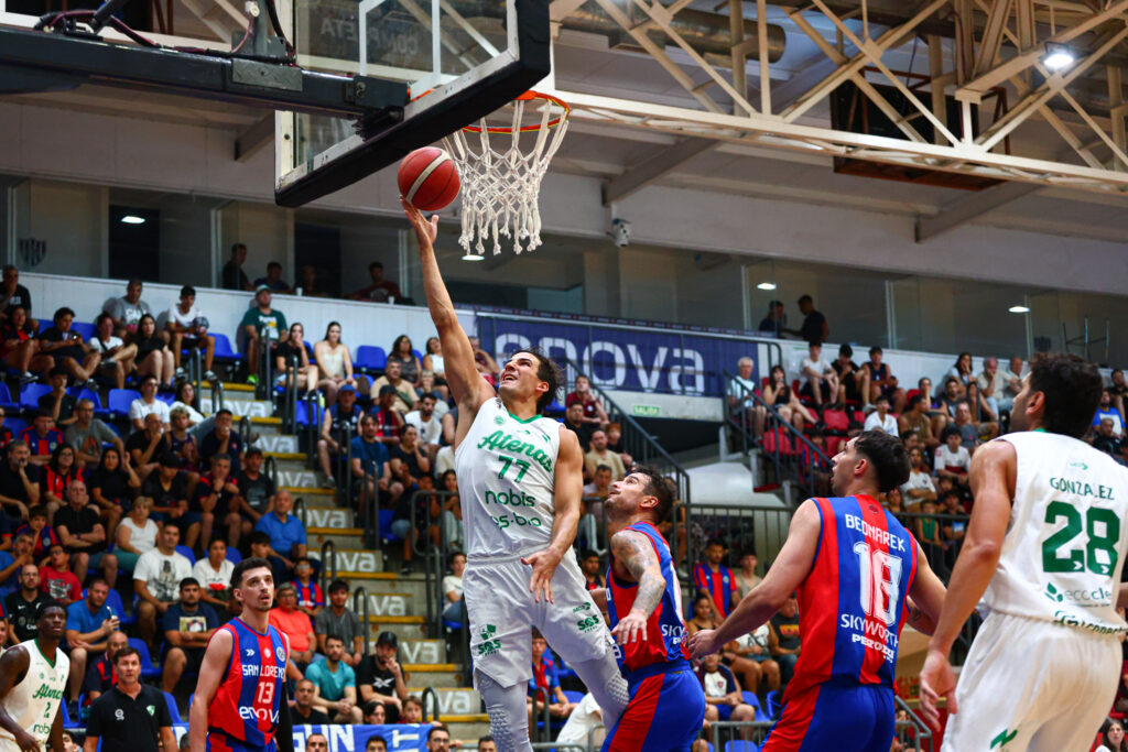 Atenas no pudo aguantar y cayó frente a San Lorenzo en el Polideportivo Roberto Pando