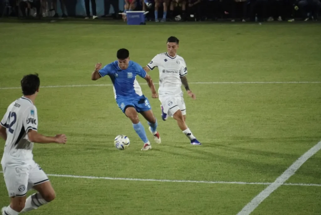 Traspié de Estudiantes de Río Cuarto ante Independiente Rivadavia de Mendoza