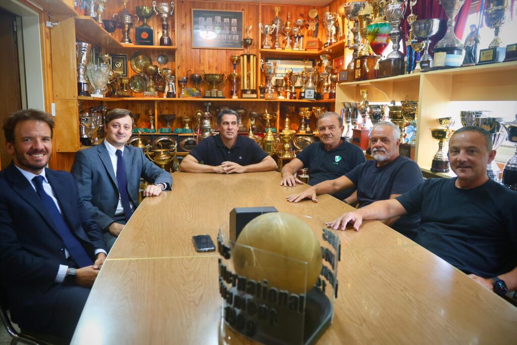 Atenas moderniza su estatuto y se proyecta al futuro