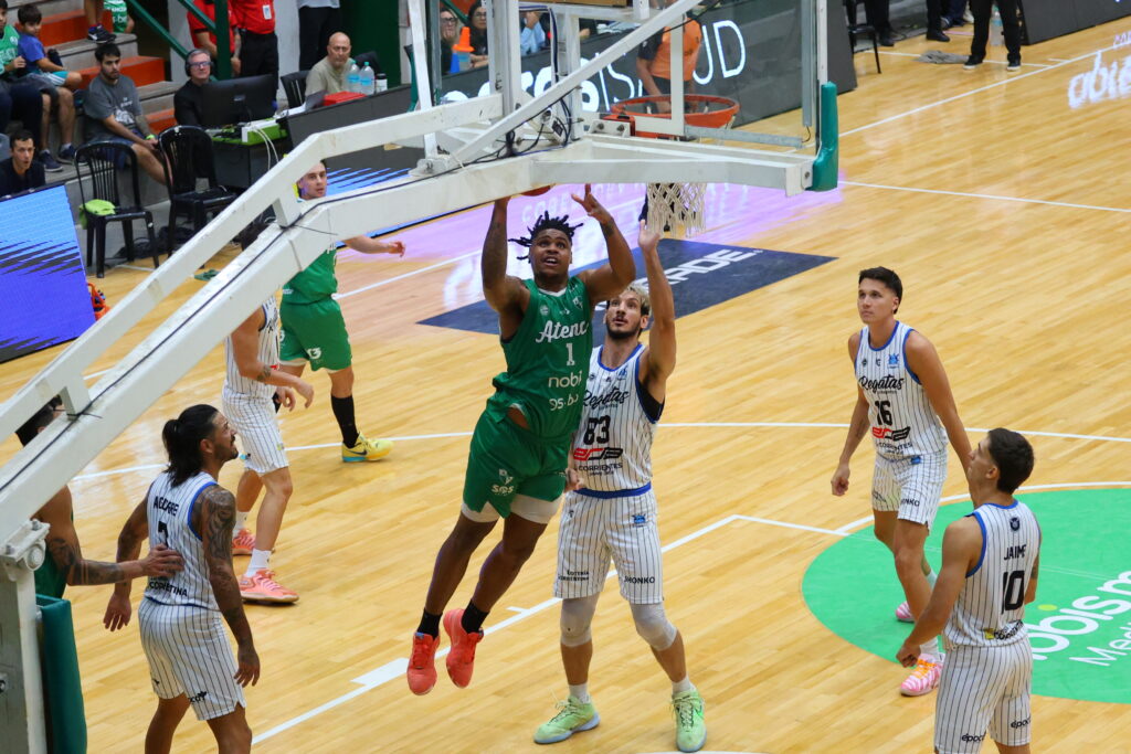 Atenas perdió frente a Regatas en su casa pese al esfuerzo