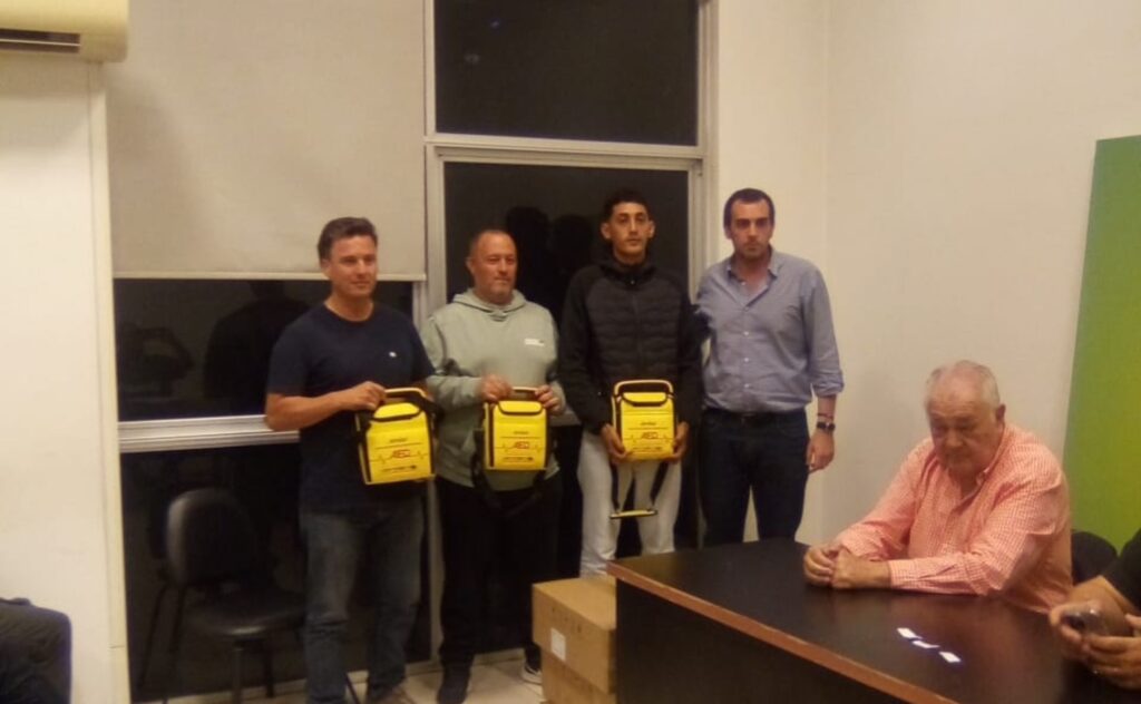 La Liga Cordobesa de Fútbol entregó desfibriladores a clubes