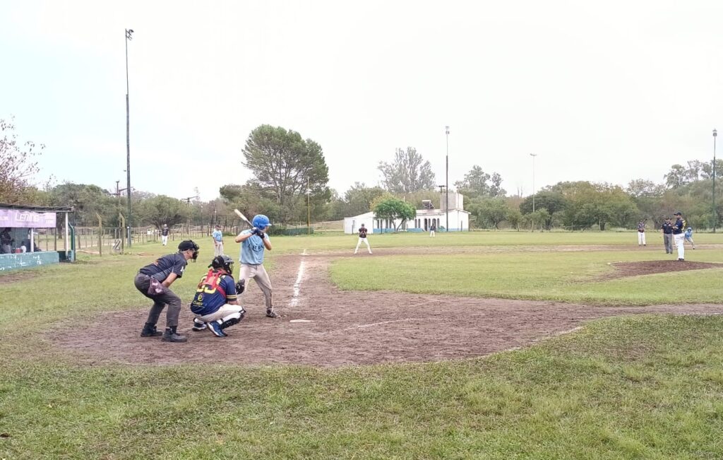Pese a las condiciones climáticas adversas, hubo acción en Reserva y Primera del Béisbol de Córdoba