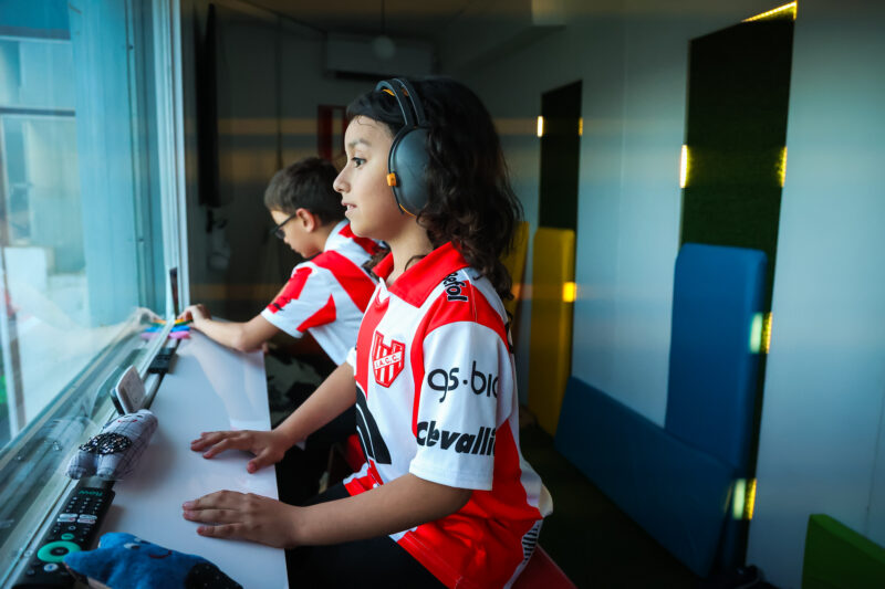 Instituto consolida su compromiso inclusivo: así es la cabina sensorial pionera en el fútbol argentino