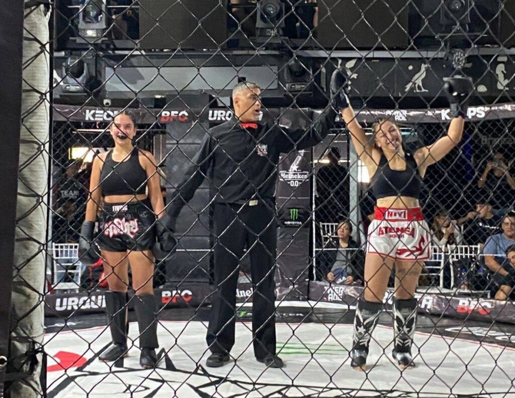 Mujer Policía Campeona de Kickboxing