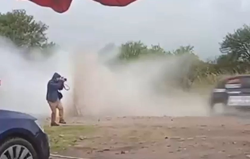 Un camarógrafo resultó herido de un piedrazo durante el Rally en Villa Dolores