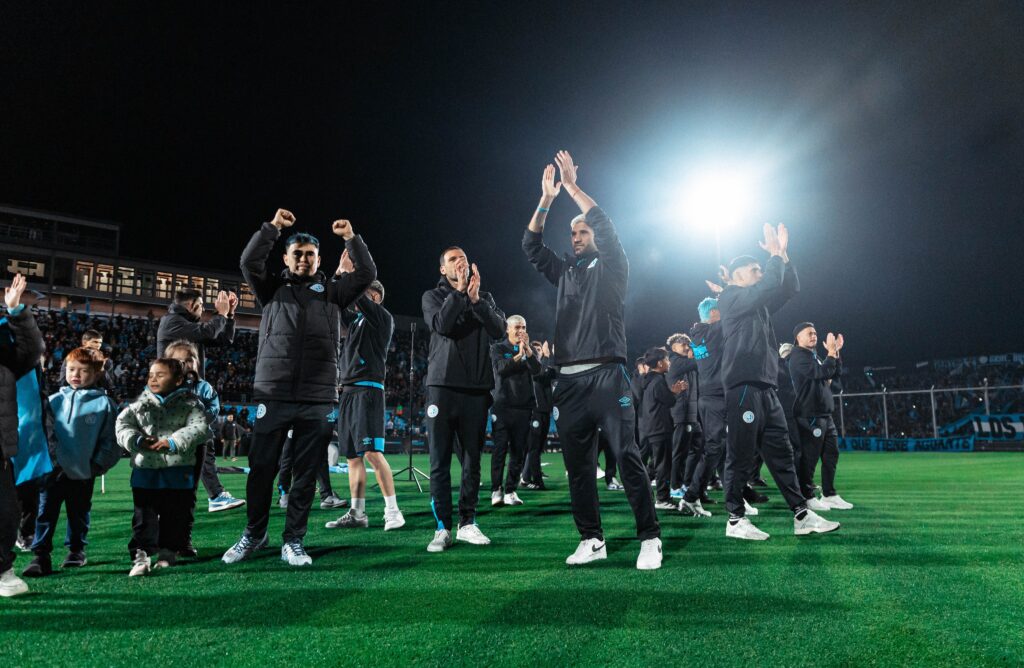Conmovedor Banderazo en Alberdi previo a la final ante River