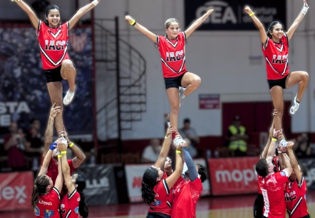 El equipo de Cheerleading de Instituto participó del gran Kick Off 2026