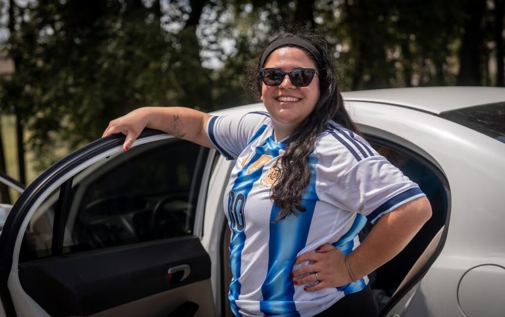 La cordobesa que convirtió un auto prestado en una casa para seguir a la Selección Argentina en el Mundial
