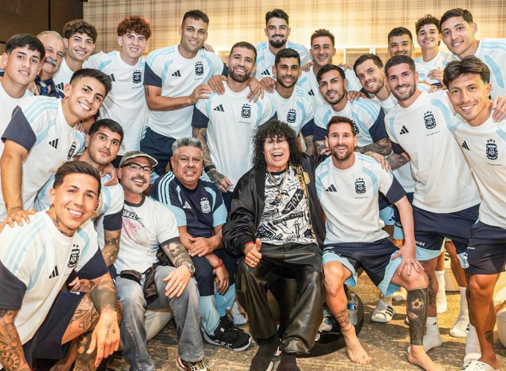 La Mona Jiménez estuvo con Julián Álvarez y Nahuel Molina en la concentración de la Selección Argentina