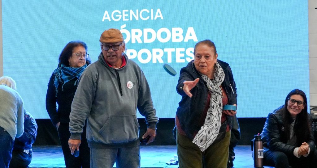 Más de 200 personas mayores participaron de una jornada deportiva en el Kempes