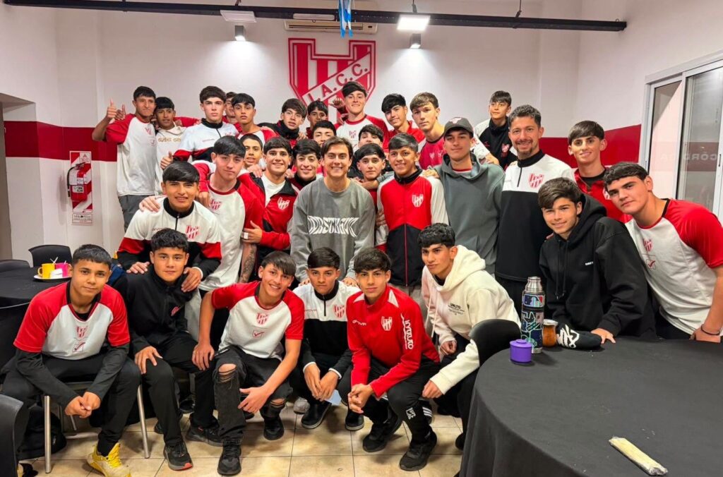 Paulo Dybala visitó el predio La Agustina y a los juveniles de Instituto