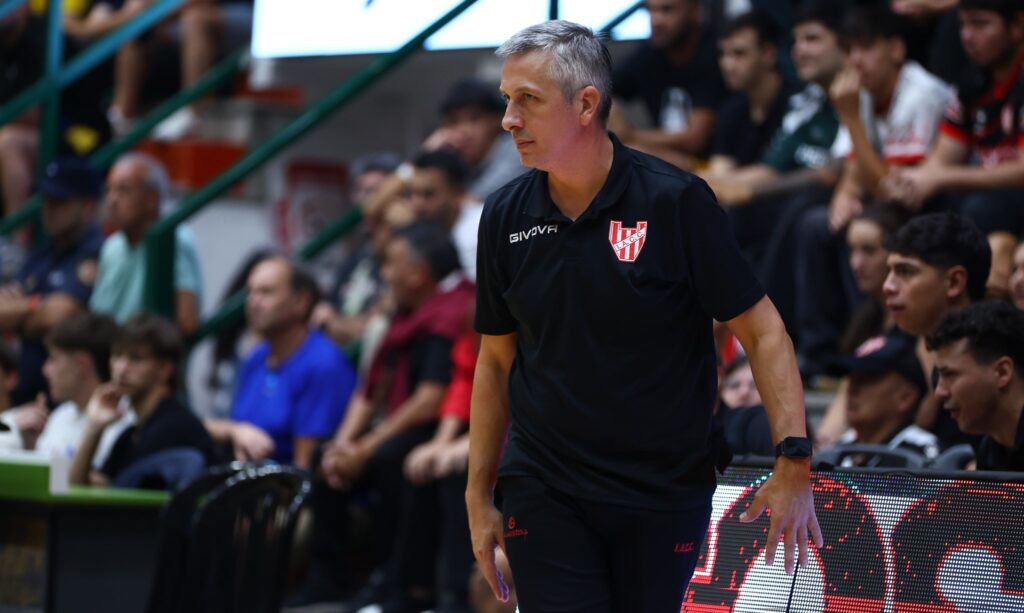Sebastián González renovó su vínculo con Instituto