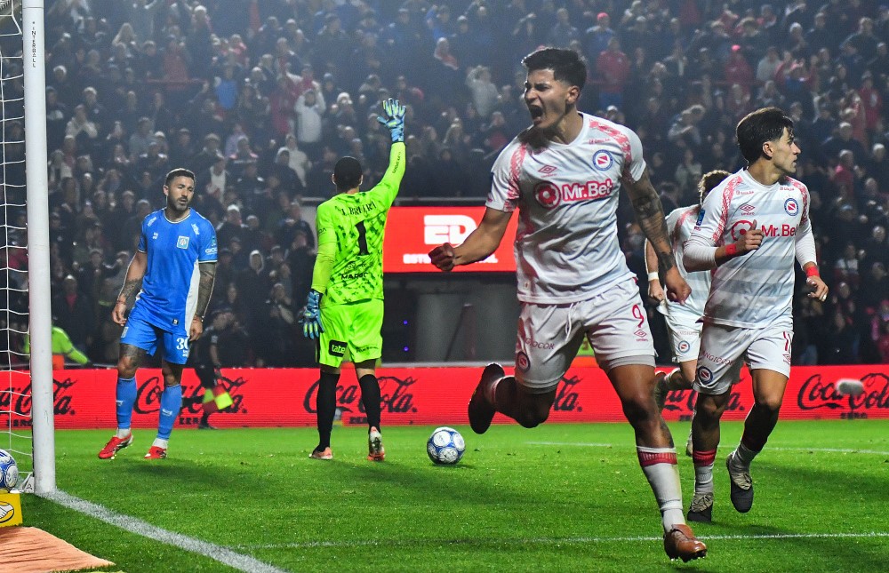 Estudiantes de Río Cuarto fue goleado por Argentinos Juniors en La Paternal