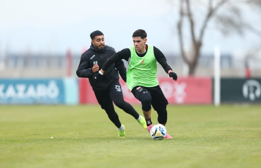 Instituto realizó una práctica de fútbol informal ante Argentino Peñarol