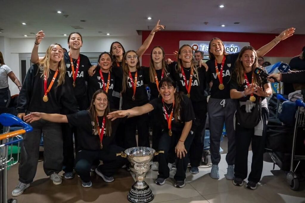 Las Leonas llegaron a la Argentina y Ezeiza fue una fiesta